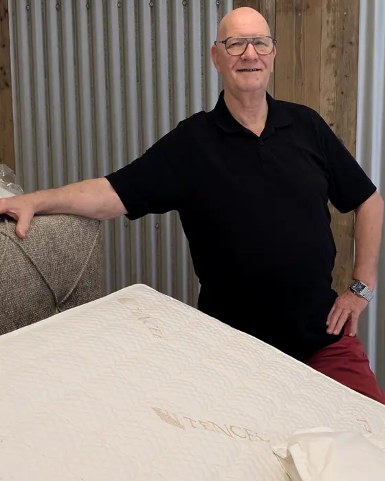 Joop Sanders in de winkel bij een matras